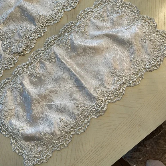 Table runner and 2 placemats with bling around the edges - Picture 3 of 3